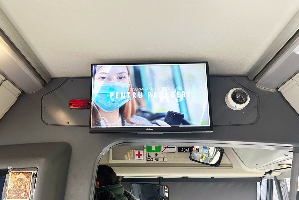 CAYIN SMP digital signage players installed on city buses